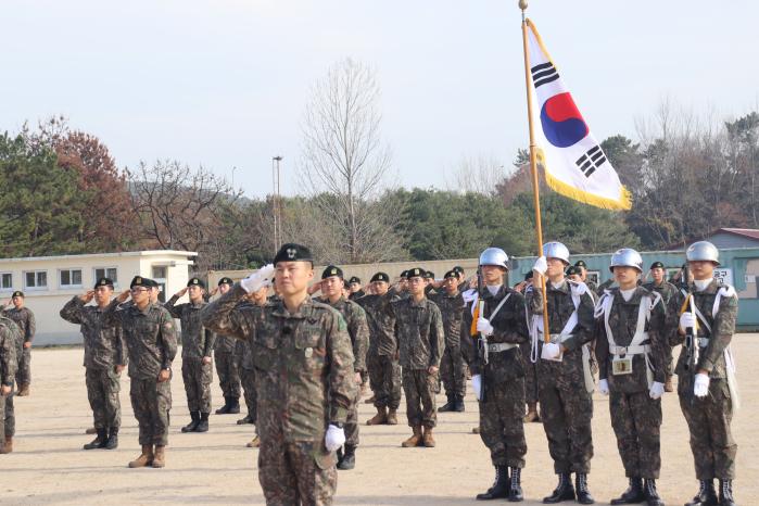 육군53보병사단이 1일 개최한 부산예비군훈련대 창설식에서 장병들이 경례하고 있다. 부대 제공