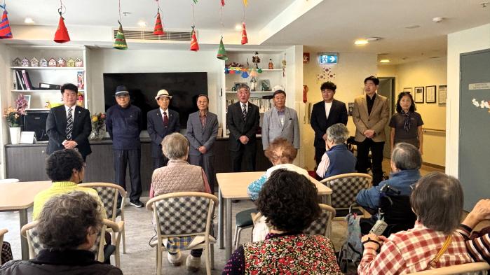 방승일(가운데) 향군 호주지회장을 비롯한 호주지회 회원들이 시드니 서머힐의 윈더미어 양로원을 방문, 어르신들께 인사하고 있다. 향군 제공