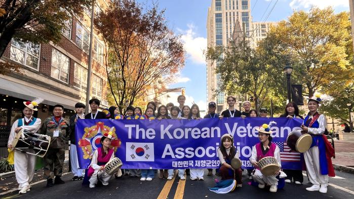 조지아주 베테랑 데이 퍼레이드에 참가한 회원들이 애틀랜타 한국문화원 단원들과 함께 ‘베스트 밴드상’ 수상을 자축하고 있다. 향군 제공