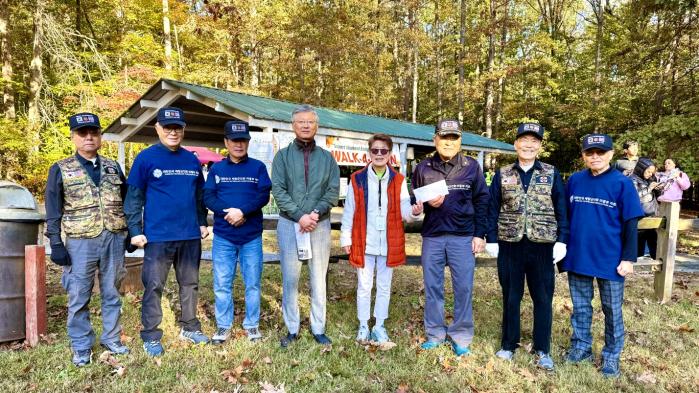 결식아동 후원 모금행사 및 이웃사랑 걷기대회에 참가한 향군 미국 동부지회 회원들이 기념사진을 찍고 있다. 향군 제공