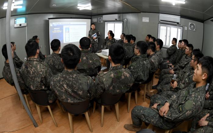 장병들이 염보현(소령) 법무참모의 교육을 듣고 있다.