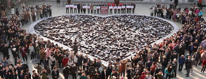 1일 부산시 부산진구 송상현광장에서 열린 ‘제16회 1만 세대 사랑의 김장 나눔’ 발대식에서 자원봉사자 등 참석자들이 하트 모양을 만들고 있다. 부산진구노인·장애인종합복지관은 오는 5일까지 관내 저소득 노인 및 장애인 1만 가구에 김장 김치를 전달할 예정이다. 연합뉴스