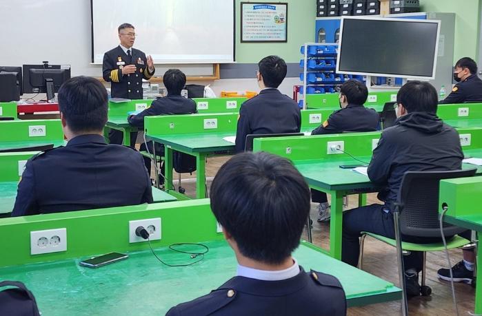 장재훈 해군교육사령부 정보통신학교장이 2일 군 특성화고인 서귀포산업과학고등학교로부터 감사패를 받은 뒤 재학생들에게 해군에 대해 설명하고 있다. 부대 제공