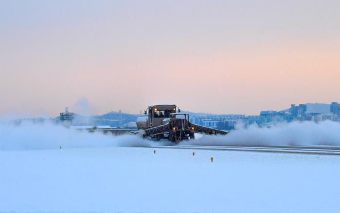 고성능 활주로 다목적 제설차 SE-88은 체급에 따라 SE-88P(대형), SE-88F(소형)로 나뉜다. 사진은 SE-88P가 제설작전을 하고 있는 모습.