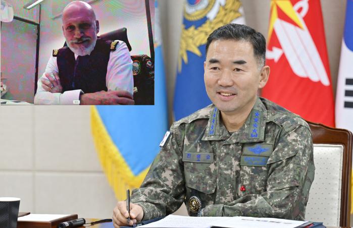 진영승 합참의장이 주세페 카보 드라고네 나토 군사위원장과 공조통화하며 군사협력 증진방안을 논의하고 있다. 합참 제공