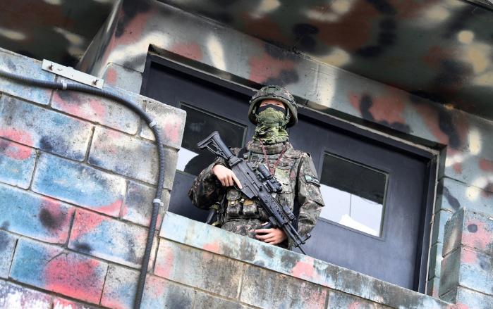 육군9보병사단 장병이 강안초소에서 경계를 서고 있다. 사단은 지난 9월부터 정훈·법무실 주관으로 전담 교관을 편성해 ‘찾아가는 민주주의와 헌법수호 교육’을 실시했다.