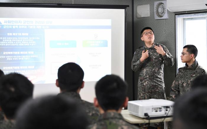 옥동인(소령) 정신전력교육장교가 장병들을 대상으로 교육하는 모습.