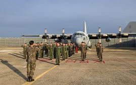 2일 크리스마스 공수작전에 참가하는 공군5공중기동비행단 임무요원들이 강근신 비행단장에게 출정신고를 하고 있다. 부대 제공