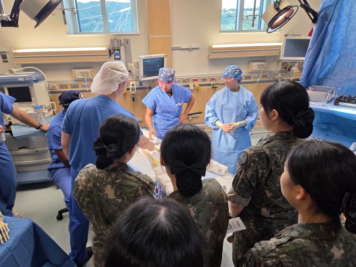 사관생도들이 미 해군병원을 견학하고 있다.