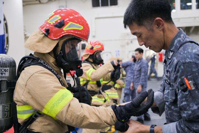 손상통제훈련 중인 사관생도들.