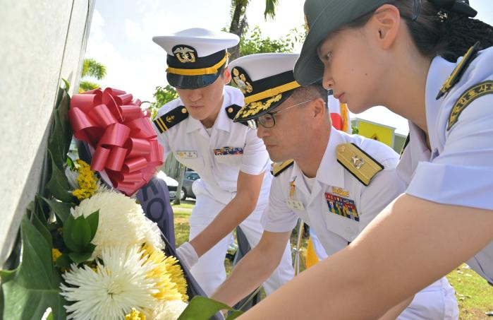 괌 6·25 참전용사 위령탑에 헌화하는 사관생도들.