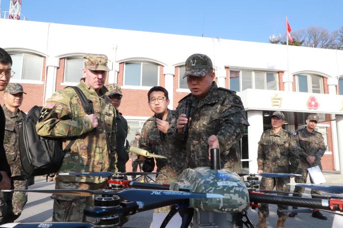 하헌철(앞줄 오른쪽) 육군36보병사단장이 2일 미2사단/한미연합사단 관계자들에게 사단이 보유한 드론을 소개하고 있다. 부대 제공