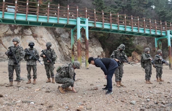 육군51보병사단 비전대대 장병들과 평택해양경찰이 경기 화성시 제부도 일대에서 해안가 마약류 유입을 차단하기 위한 합동 수색을 하고 있다. 부대 제공
