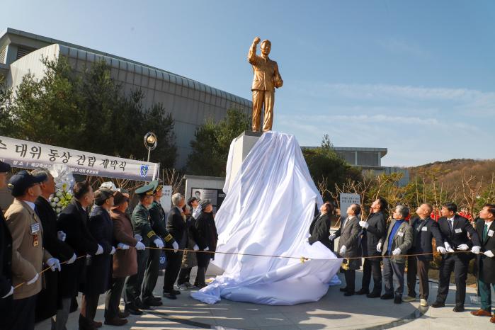 2일 육군학생군사학교에서 열린 고(故) 김범수 대위 동상 제막식 및 추모공원 준공식에서 대한민국ROTC중앙회와 김용수 학군교 학교장 직무대리를 비롯한 육군 관계자들이 동상을 공개하고 있다. 학군교 제공
