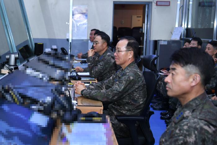 손석락(오른쪽 둘째) 공군참모총장이 2일 공군작전사령부 내 한국항공우주작전본부(KAOC) 전투지휘소에서 현행작전에 관해 보고받고 있다. 공군 제공