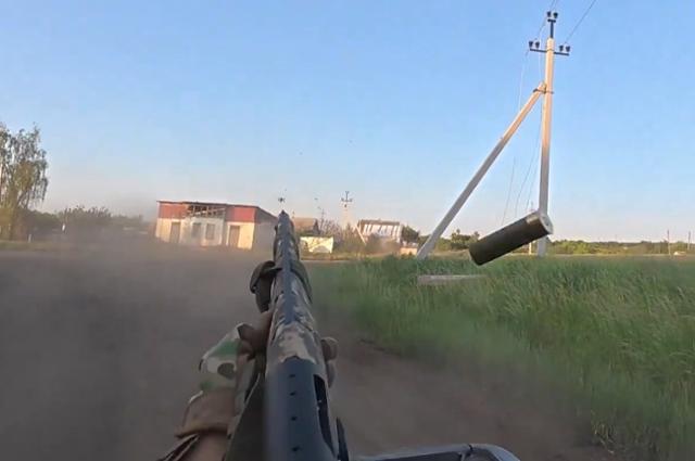 우크라이나군이 산탄총으로 드론을 격추하는 장면. 우크라이나군 공개 영상 캡처