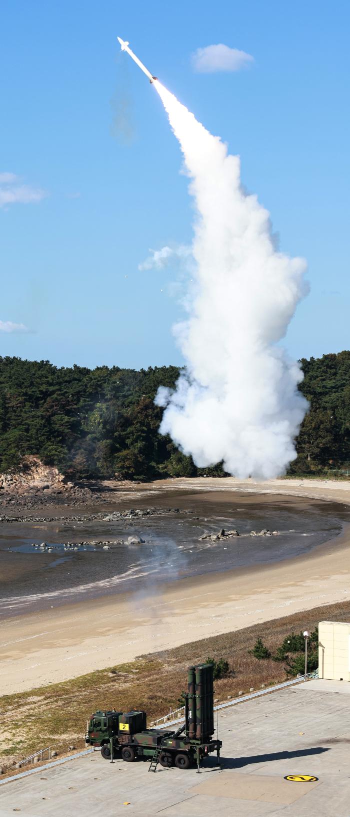 우리 군이 운용하고 있는 천궁2 중거리지대공미사일의 사격 모습. 김병문 기자