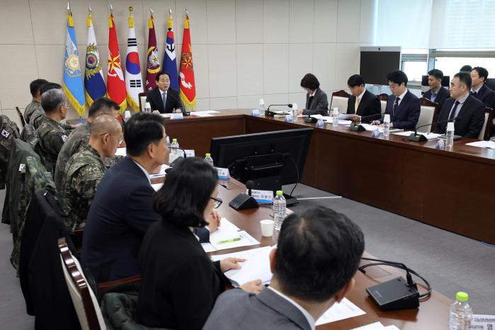 이두희(가운데) 국방부 차관이 2일 서울 용산구 국방부에서 열린 2025년 국방데이터·인공지능위원회에서 모두발언을 하고 있다. 조종원 기자