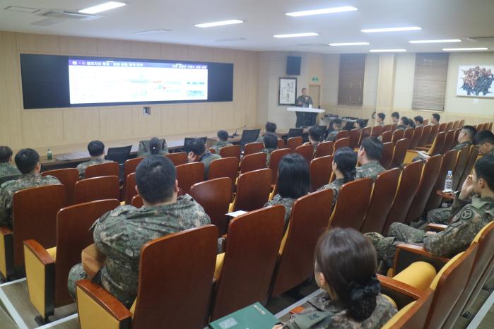 육군과학화전투훈련단 교관이 37보병사단에서 전·평시 부사관 역할 활성화를 위한 순회교육을 하고 있다. 부대 제공