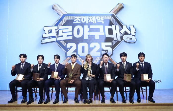 2일 서울 강남구 라움아트센터에서 열린 ‘2025 조아제약 프로야구 대상’ 시상식에서 수상자들이 기념 촬영하고 있다. 왼쪽부터 구원투수상 SSG 조병현, 투수상 LG 임찬규와 삼성 원태인, 공동 대상 kt 안현민과 한화 폰세를 대신해 참석한 아내 엠마 폰세, 포수상 두산 양의지, 타자상 키움 송성문, 신인상 LG 송승기. 연합뉴스
