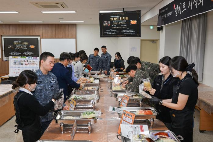 해군 함정 및 육상부대 급양관계관들이 2일 해군교육사령부 기술행정학교에서 군수사령부가 도입을 추진 중인 단체급식용 밀키트로 요리한 병영식을 시식하고 있다. 사진 제공=최혜진 하사