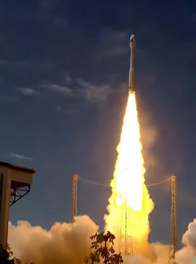 2일 남미 프랑스령 기아나 쿠루우주센터에서 아리랑 7호가 탑재된 아리안스페이스 베가-C 발사체가 우주로 향하고 있다. 우주항공청 중계 영상 캡처. 연합뉴스