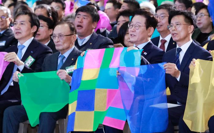 이재명 대통령이 2일 경기 고양시 킨텍스에서 열린 제22기 민주평화통일자문회의 출범회의에서 이해찬 수석부의장 등 참석자들과 ‘함께하는 다짐, 함께 부르는 평화’ 대합창을 하고 있다. 연합뉴스