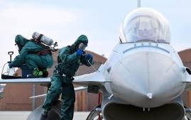 공군38전투비행전대 장병들이 한미 연합 전투태세훈련에서 맹독성 물질인 하이드라진에 오염된 KF-16 전투기를 제독하고 있다. 사진 제공=박용태 중사