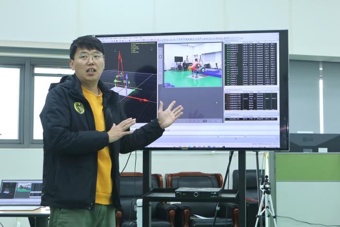 국군체육부대 국군전투체력개발센터 전현민 연구원이 영상분석실에서 적외선 3차원 동작 분석 프로그램을 통해 역도 선수의 동작을 분석하고 있다.