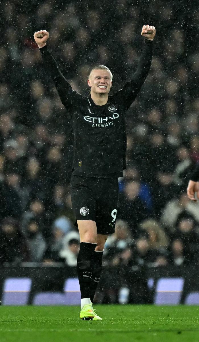 맨체스터 시티의 엘링 홀란이 3일(한국시각) 열린 2025~2026 EPL 14라운드 풀럼과 경기에서 통산 100골 고지에 오른 뒤 기뻐하고 있다. AFP·연합뉴스