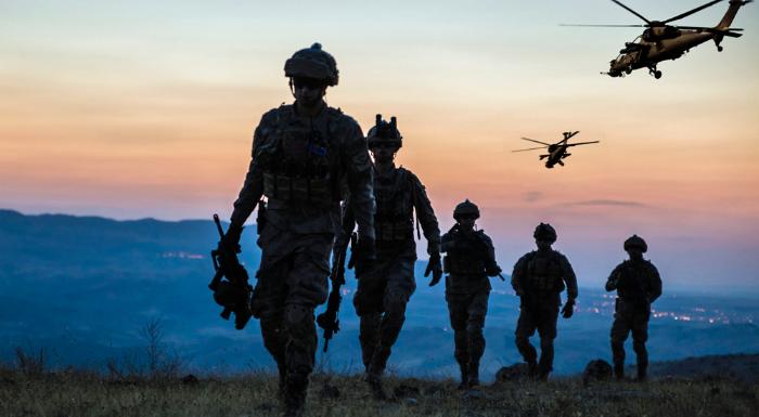 1991년 걸프전에서도 기만 작전이 주효했다. 미군을 비롯한 연합군은 쿠웨이트를 탈환하기 위해 동쪽으로 진격할 것으로 믿게 만들었다. 미 해병대가 동부 해안에 상륙할 것이라는 정황이 넘쳐났다. 이를 믿은 이라크군은 주력을 동부 전선에 집중 배치했다. 그러나 연합군은 이른바 ‘레프트 훅(Left Hook)’으로 불리는 작전을 통해 서부 사막지대를 돌파하며 최소 희생으로 100시간 만에 이라크군을 붕괴시켰다. 걸프전에 참전한 미군 모습. 출처=미국 보훈부 홈페이지