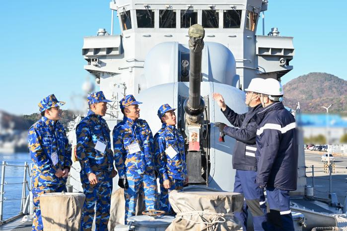 해군군수사령부 정비창 교관들이 3일 제천함에서 베트남 해군 인수요원들을 대상으로 함정 장비 정비교육을 하고 있다. 사진 제공=최혜진 하사