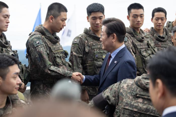 이재명 대통령이 9월 12일 육군7보병사단을 방문해 장병들을 격려하고 있다.