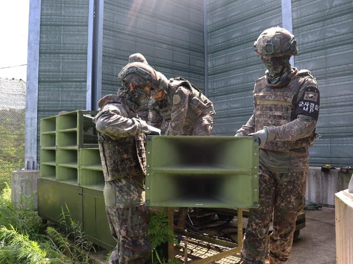군 장병이 전방에 설치한 대북 확성기를 철거하고 있다.