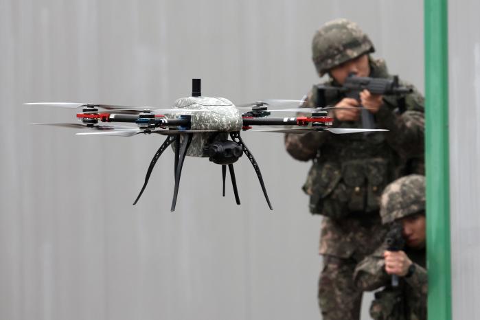 육군지상작전사령부 지상정보여단이 운용하는 드론이 장병들의 작전 투입에 앞서 적을 식별하고 있다.