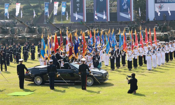 이재명 대통령이 10월 1일 충남 계룡대 대연병장에서 열린 건군 77주년 국군의 날 기념행사에서 열병차량에 탑승해 있다.