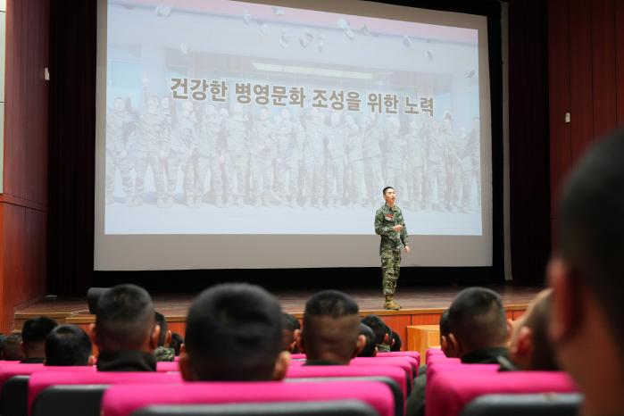 해병대6여단이 개최한 ‘올 클린(All Clean) 해병 발표대회’에서 참가 장병이 건강한 병영문화 조성을 주제로 발표하고 있다. 부대 제공
