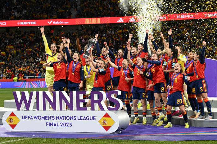 스페인 여자축구 대표팀 선수들이 3일(한국시간) 스페인 마드리드의 메트로폴리타노 경기장에서 열린 2025 UEFA 여자 네이션스리그 결승 2차전에서 독일을 3-0으로 꺾고 우승을 차지한 뒤 시상식에서 트로피를 들고 환호하고 있다. 양 팀은 지난달 29일 독일 카이저슬라우테른에서 치른 1차전에서는 0-0으로 승부를 가리지 못했다. 이로써 스페인은 2023-2024시즌에 이어 2회 연속 정상에 올랐다. AFP·연합뉴스