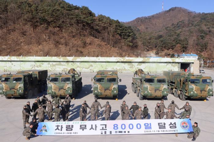 3일 육군화력여단 승전대대 장병들이 차량 무사고 8000일 달성 자축 기념촬영을 하고 있다. 부대 제공