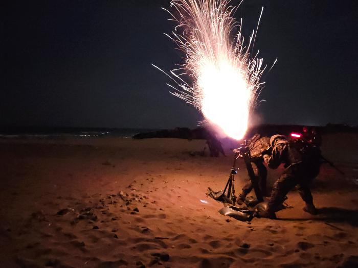 육군50보병사단 해룡여단 장병들이 2일 경북 포항시 화진훈련장에서 박격포 조명탄을 사격하고 있다. 사진 제공=최기섭 군무주무관