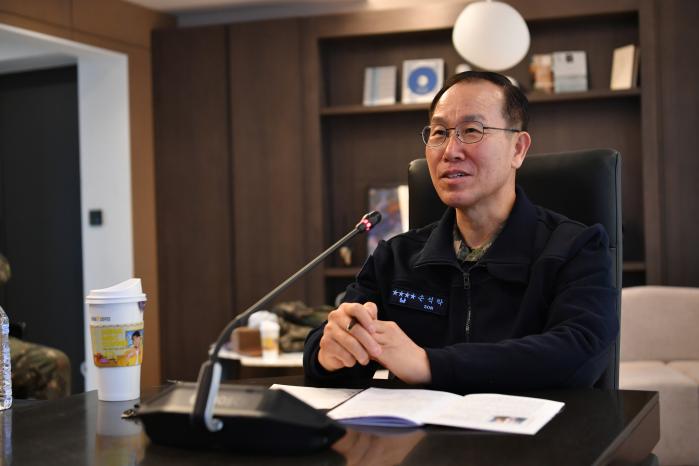 손석락 공군참모총장이 3일 공군호텔 회의실에서 케네스 윌즈바크 미 공군참모총장과 첫 공조통화를 하고 있다. 공군 제공