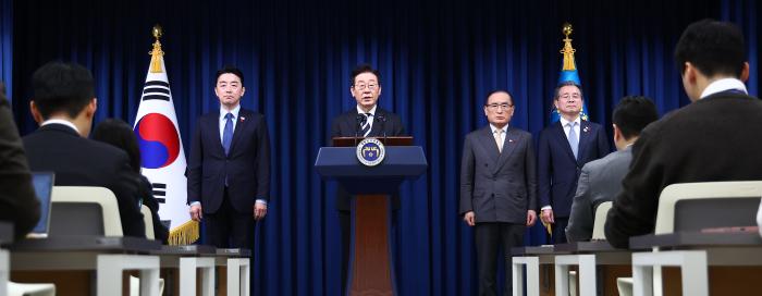 이재명 대통령이 12·3 비상계엄 1년을 맞은 3일 서울 용산 대통령실에서 ‘빛의 혁명 1주년, 대국민 특별성명’을 발표하고 있다. 연합뉴스