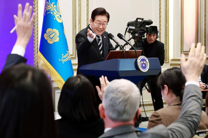 이재명 대통령이 3일 청와대 영빈관에서 열린 ‘새롭게 선 민주주의, 그 1년’ 외신 기자회견에서 질문자를 지정하고 있다. 연합뉴스