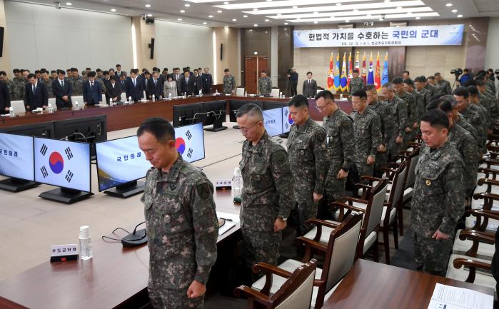 안규백 국방부 장관과 국방부·합동참모본부 주요 직위자, 각 군 지휘관들이 3일 국방부에서 열린 2025년 후반기 전군주요지휘관회의에서 국민의례를 하며 호국영령에 대한 묵념을 하고 있다. 조용학 기자