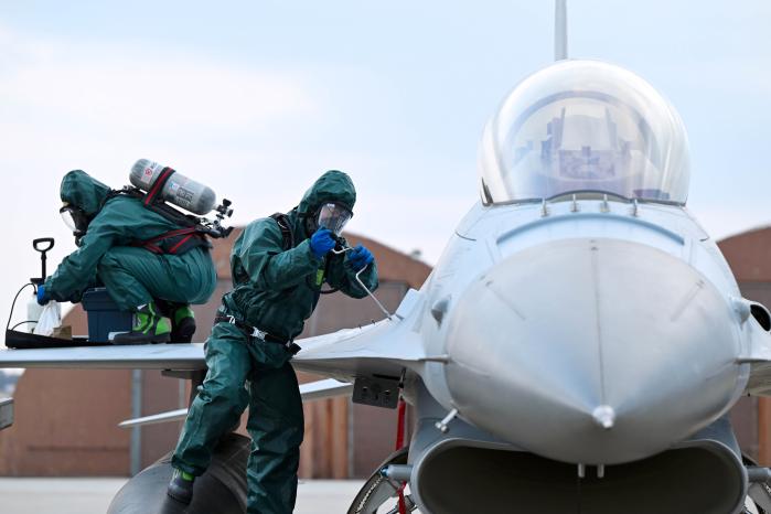 공군38전투비행전대 장병들이 한미 연합 전투태세훈련에서 맹독성 물질인 하이드라진에 오염된 KF-16 전투기를 제독하고 있다. 사진 제공=박용태 중사