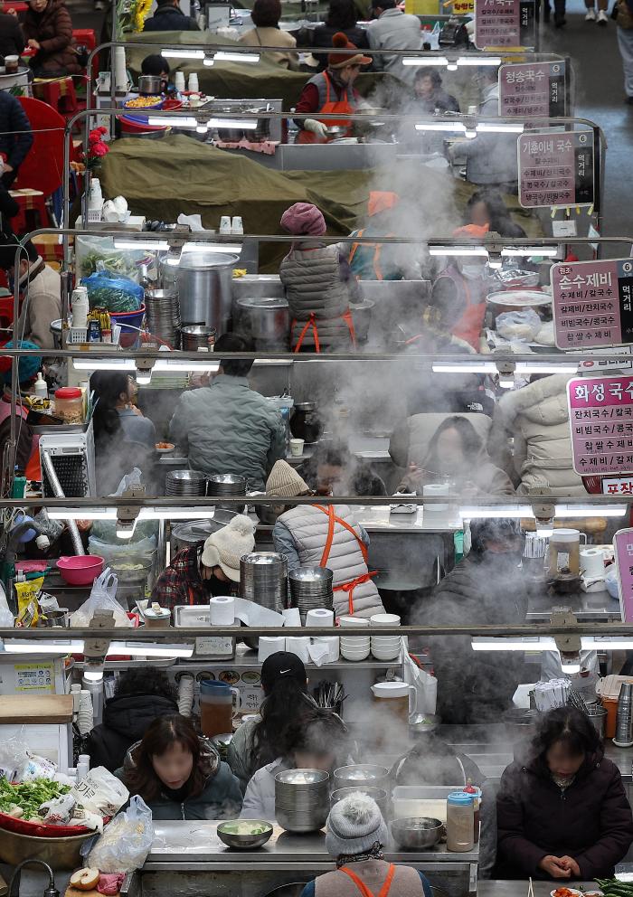 추위가 찾아온 3일 대구시 중구 서문시장의 칼국수 거리가 시민들로 북적이며 연신 김이 오르고 있다. 연합뉴스