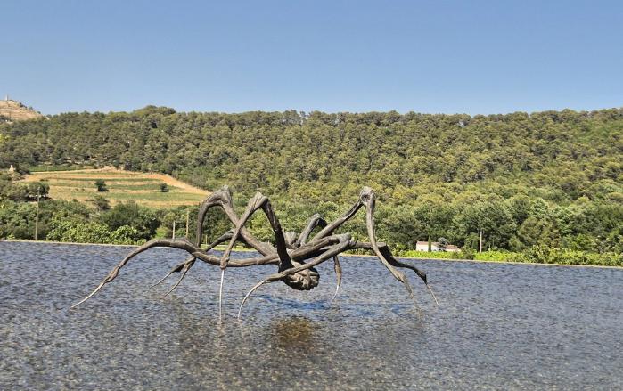 샤토 라 코스테에 설치된 루이즈 부르주아의 ‘마망’. 필자 제공