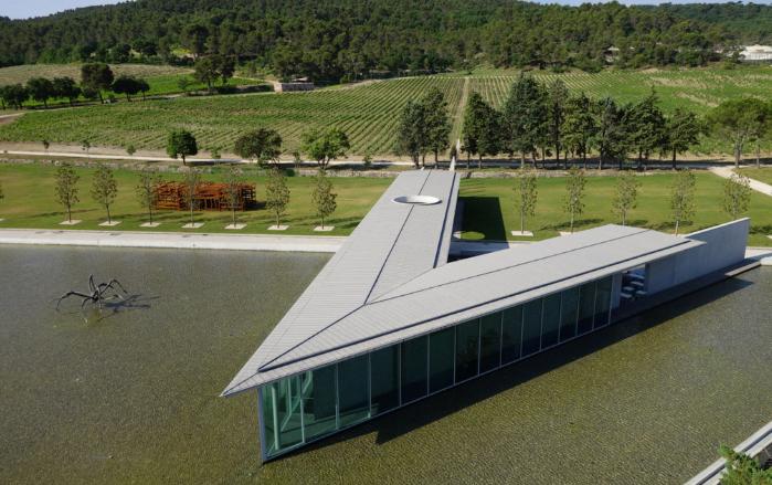 샤토 라 코스테 전경. 안도 다다오가 설계한 아트센터와 루이스 부르주아의 '마망'이 보인다. 출처=엑상프로방스 관광