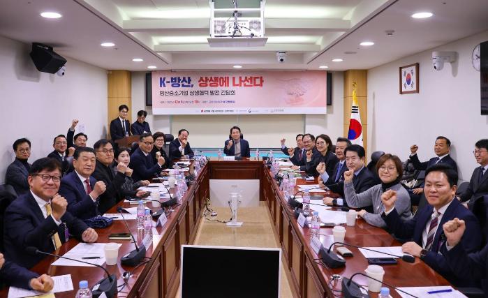 국회 국방위, 방산 중소기업 상생협력·핵추진 잠수함 개발 논의 - 뉴스 썸네일 이미지