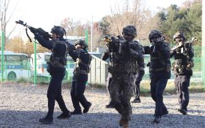 육군17보병사단 수색대대 장병들이 인천경찰청 기동대와 도시지역 합동 전술훈련을 하며 근접전투기술을 숙달하고 있다. 부대 제공